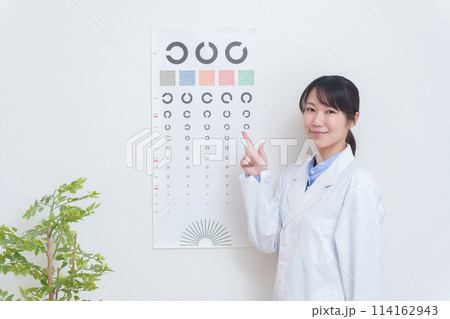 視力検査をする眼科医師 114162943
