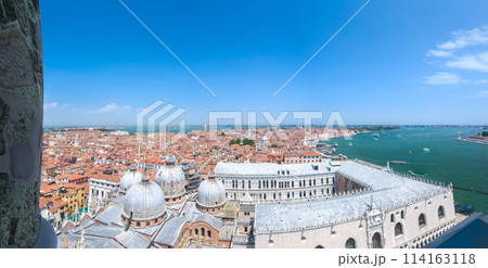 高所から望む古い宮殿と瓦屋根の町並み (イタリア、ヴェネチア、サンマルコ鐘楼から見るドゥカーレ宮殿) 114163118
