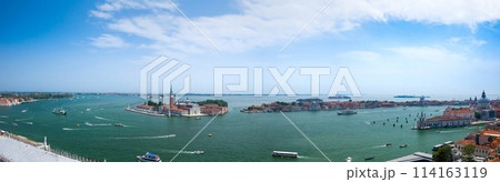 高所から望む古い建造物の並ぶ島々 (イタリア、ヴェネツィア、サンマルコ鐘楼から見るヴェネタ潟) 114163119