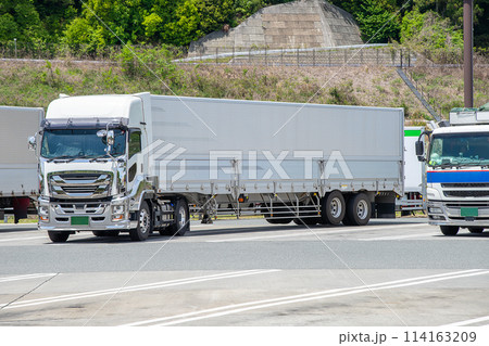 リフトアクスル機能使用中のセミトレーラー 114163209