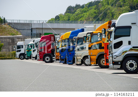 駐車場に停車しているトレーラーとトラック 駐車場に停車しているトレーラーとトラック 114163211