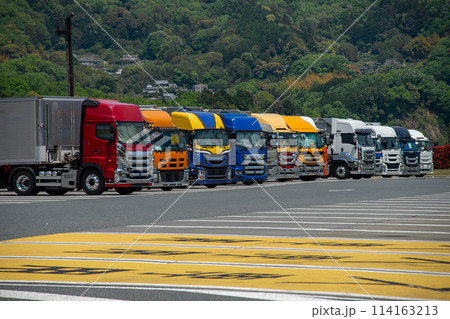 駐車場に停車するトレーラートラック 114163213