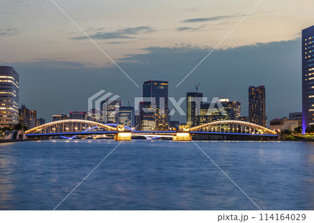 隅田川のライトアップの橋と都市風景　東京夕景 114164029
