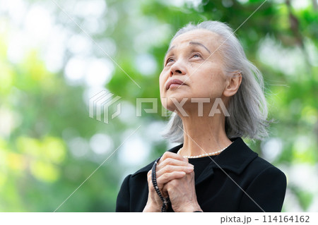 喪服のシニア女性　見上げる 114164162