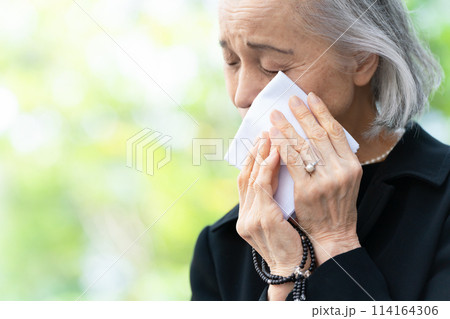 喪服の女性 泣く ハンカチ 喪服の女性 泣く ハンカチ 114164306