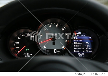 スポーツカーのスピードメーター 114164343