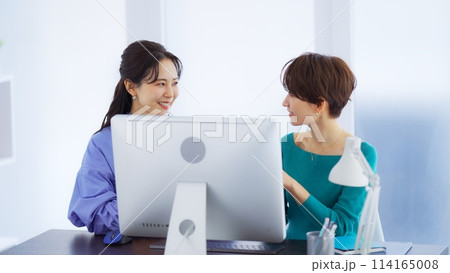 クリエイティブなビジネスシーン クリエイティブなビジネスシーン 114165008