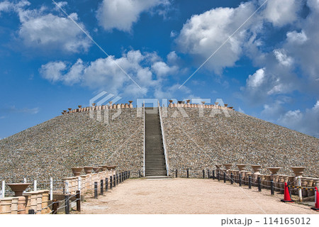 兵庫県下最大の古墳「五色塚古墳」 114165012