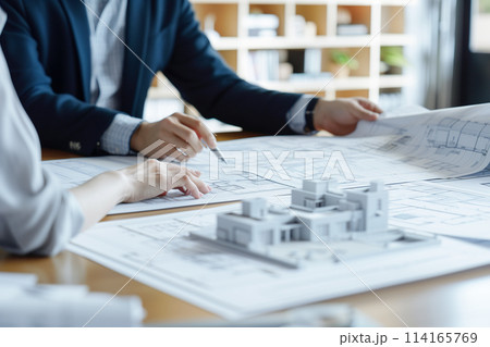 お客様に提案するビジネスマン お客様に提案するビジネスマン 114165769