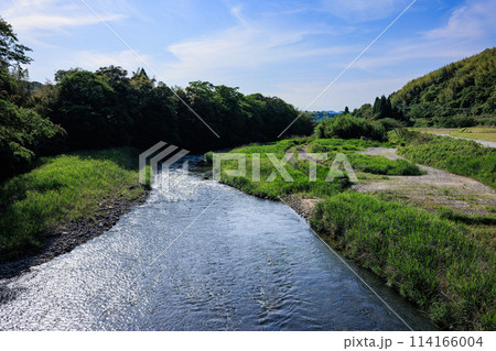 山河橋(鹿児島県薩摩川内市入来町浦之名)から見る樋脇川 山河橋(鹿児島県薩摩川内市入来町浦之名)から見る樋脇川 114166004