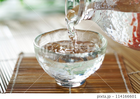 注がれる冷酒(日本酒) 114166601