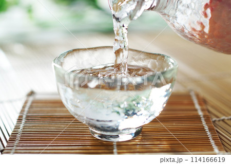 注がれる冷酒(日本酒) 注がれる冷酒(日本酒) 114166619