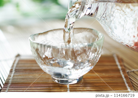 注がれる冷酒(日本酒) 114166719