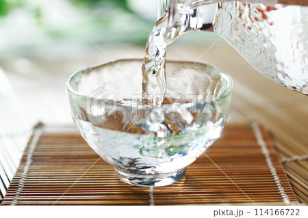 注がれる冷酒(日本酒) 114166722