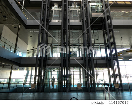岩手県民情報交流センターアイーナの透明なエスカレーターは省エネ 岩手県民情報交流センターアイーナの透明なエスカレーターは省エネ 114167015
