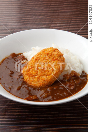 コロッケをトッピングしたカレー 114167023