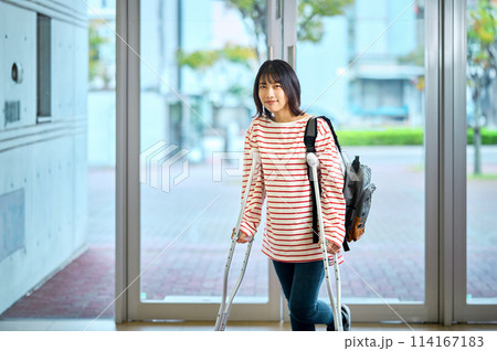 松葉杖で投稿する女子大生 撮影協力：有明教育芸術短期大学 114167183