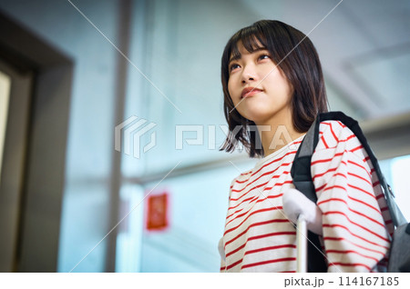 松葉杖で投稿する女子大生 撮影協力:有明教育芸術短期大学 松葉杖で投稿する女子大生 撮影協力:有明教育芸術短期大学 114167185