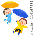傘をさす雨具を身につけた子供たち 114167531