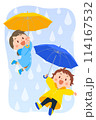 傘をさす雨具を身につけた子供たち 114167532