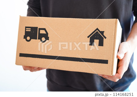 宅配便を届ける配達員 宅配便を届ける配達員 114168251