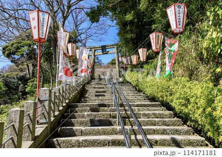 敦賀市、金崎宮の参道 敦賀市、金崎宮の参道 114171181