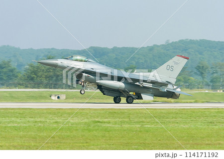 アメリカ空軍F-16ファイティングファルコン着陸 114171192