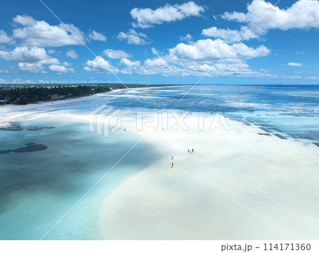 Aerial view of island in low tide, sandbank, sandy beach, sea 114171360