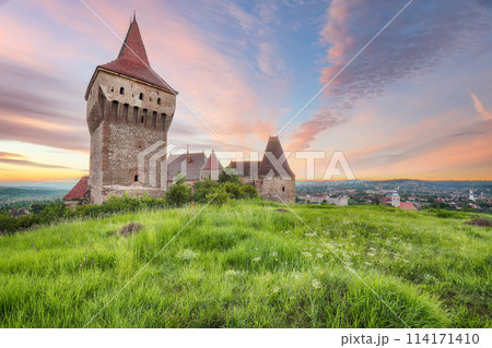 Amazing morning view of Hunyad Castle / Corvin's Castle 114171410