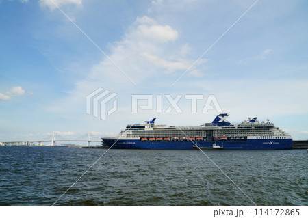 赤レンガパークから見る大桟橋に停泊している豪華客船とベイブリッジ 114172865