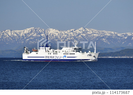 春の北海道函館市函館湾を行きかう津軽海峡フェリーの風景を撮影 春の北海道函館市函館湾を行きかう津軽海峡フェリーの風景を撮影 114173687