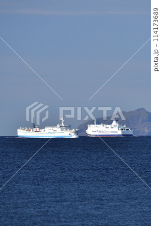 春の北海道函館市函館湾を行きかう津軽海峡フェリーの風景を撮影 114173689