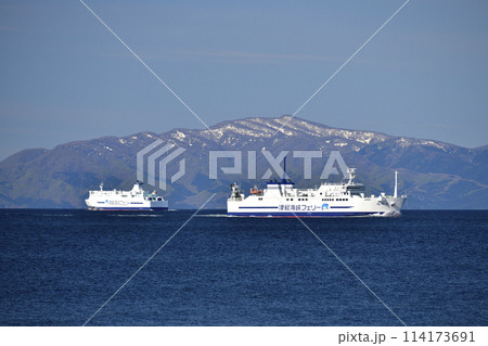 春の北海道函館市函館湾を行きかう津軽海峡フェリーの風景を撮影 114173691
