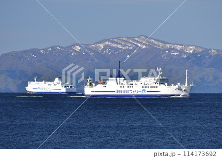 春の北海道函館市函館湾を行きかう津軽海峡フェリーの風景を撮影 114173692
