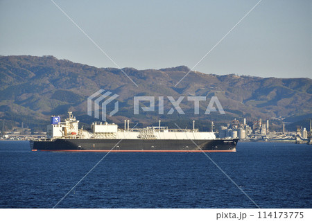 春の北海道函館市函館湾を航行する大型貨物船の早朝の風景を撮影 春の北海道函館市函館湾を航行する大型貨物船の早朝の風景を撮影 114173775