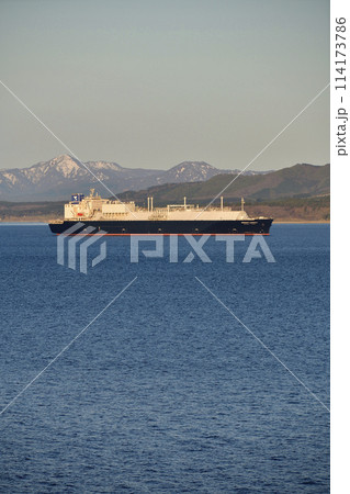 春の北海道函館市函館湾を航行する大型貨物船の早朝の風景を撮影 春の北海道函館市函館湾を航行する大型貨物船の早朝の風景を撮影 114173786