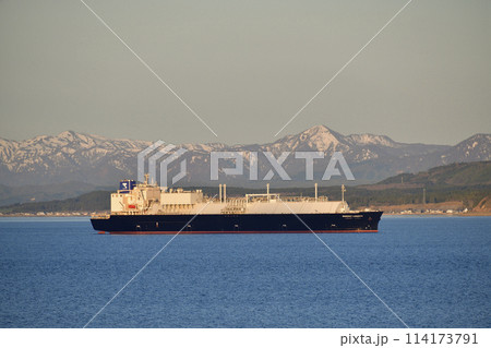 春の北海道函館市函館湾を航行する大型貨物船の早朝の風景を撮影 114173791