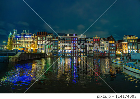 オランダ　アムステルダムの夜　ライトアップ 114174005