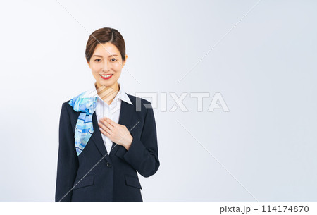 胸に手を当てて微笑むスーツの女性 胸に手を当てて微笑むスーツの女性 114174870
