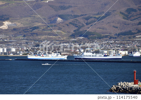 春の北海道函館市函館港を出入港する津軽海峡フェリーの風景を撮影 114175540