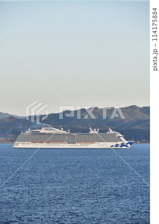 春の北海道函館市函館湾を航行するクルーズ船ロイヤルプリンセス号の風景を撮影 春の北海道函館市函館湾を航行するクルーズ船ロイヤルプリンセス号の風景を撮影 114175884