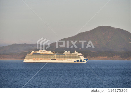 春の北海道函館市函館湾を航行するクルーズ船ロイヤルプリンセス号の風景を撮影 春の北海道函館市函館湾を航行するクルーズ船ロイヤルプリンセス号の風景を撮影 114175895