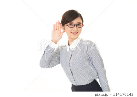 耳に手を当てる女性 114176142
