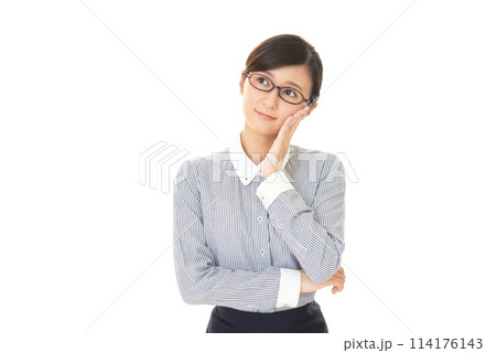 考える女性 114176143