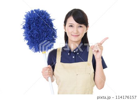 モップを持つエプロン姿の女性 モップを持つエプロン姿の女性 114176157