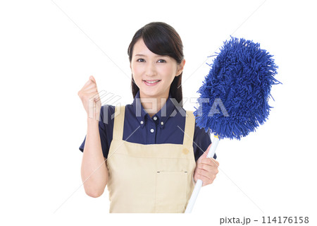 モップを持つエプロン姿の女性 モップを持つエプロン姿の女性 114176158