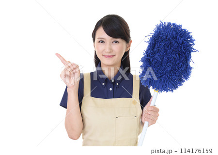 モップを持つエプロン姿の女性 114176159