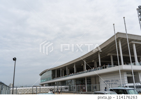 北陸らしい曇り空と金沢港に寄港したクルーズ船を見送る風景|金沢港イメージ|石川県金沢市 北陸らしい曇り空と金沢港に寄港したクルーズ船を見送る風景|金沢港イメージ|石川県金沢市 114176263
