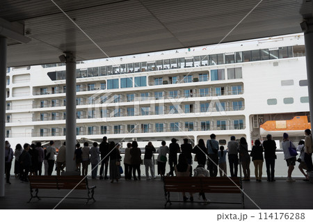 金沢港に寄港したクルーズ船を見送る人々｜豪華客船イメージ｜金沢港イメージ｜石川県金沢市 114176288