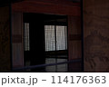 古い日本家屋の部屋 114176363